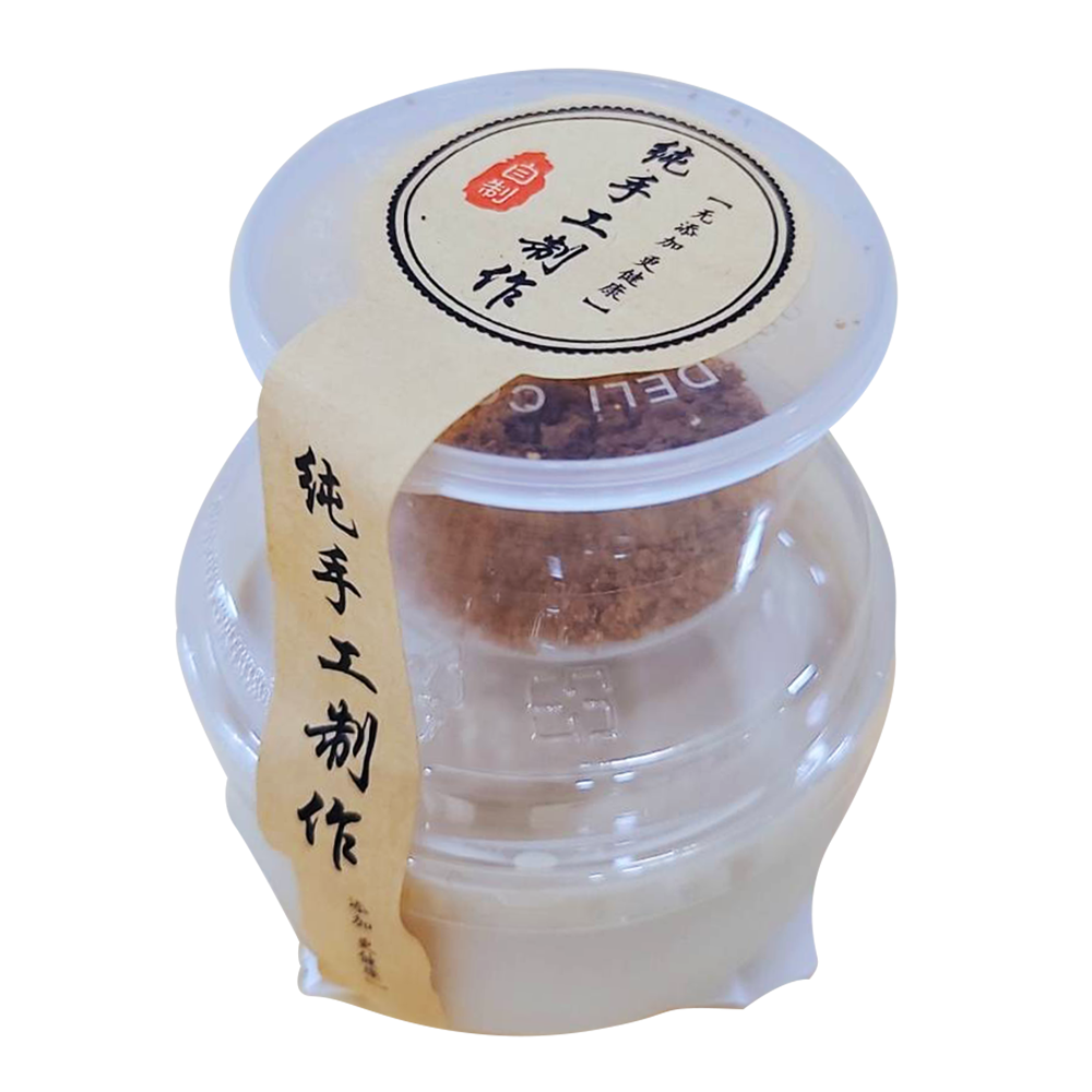 天圓尊爵奶酪以高品質的牛奶和鮮奶油為基底，融合了伯爵茶的獨特香氣，帶來濃郁而細膩的口感。加入吉利丁使奶酪質地更加滑順，搭配餅乾的酥脆口感，為您帶來豐富的味覺層次。這款奶酪無添加人工添加劑與基因改造原料，讓您在享受美味的同時也能安心品嚐。